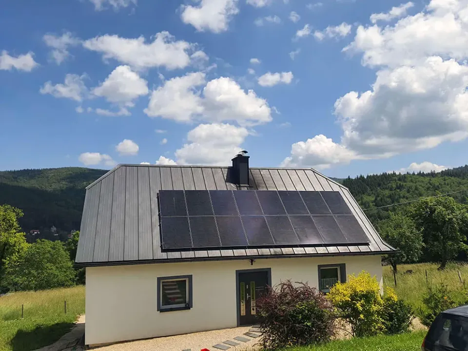 Dom z panelami fotowoltaicznymi na dachu, Targanice